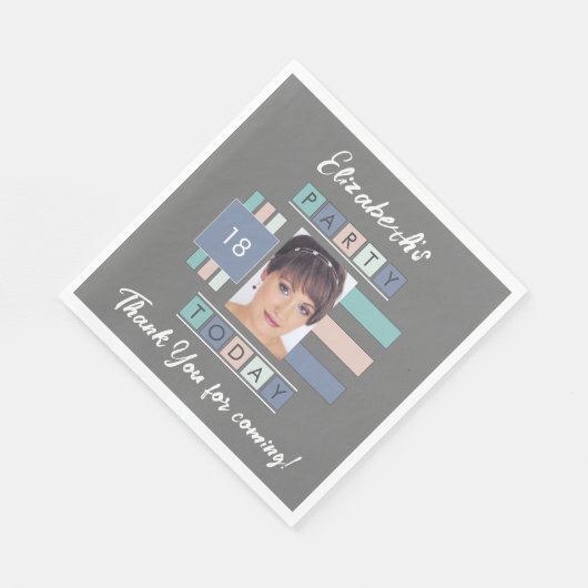 誕生日パーティー任意の年齢の写真グレー今日18 スタンダードランチョンナプキン (角)
