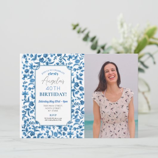 誕生日パーティー写真ブルー&ホワイトフローラディティ 招待状 (スタンド正面)
