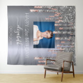 誕生日パーティー カスタム フォト シルバー ピンク ドリップス タペストリー (インサイチュ(横))