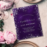 誕生日パープルシルバーグリッター予算 チラシ<br><div class="desc">この招待はチラシ紙で非常に薄い。封筒は含まれない。厚手のカード(同じデザイン)は当店へお越し下さい。21モダン歳スタイリッシュ（または任意の年齢）の誕生日パーティーのための魅力的で魅力的な招待。深い紫の色の背景に銀フェイク色のグリッター粉。紫は色むらだ。名前は手書文字のスタイルスモダンクリプト付き。カスタマイズしてパーティー詳細を追加する。</div>