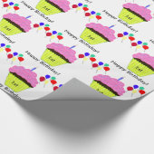 誕生日ピンクのカップケーキバルーンのパーソナライズ年齢 ラッピングペーパー (角)