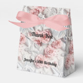 誕生日ピンクの白い花 フェイバーボックス (正面サイド)