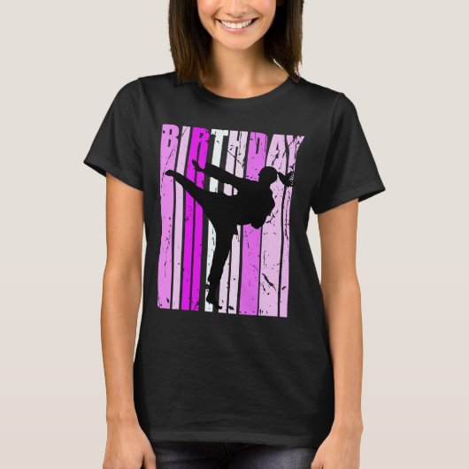 誕生日ピンク空手ブラックベルト女子または女性用 Tシャツ (正面)