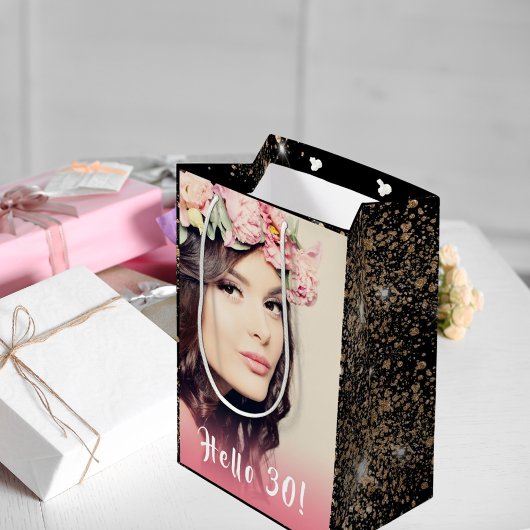 誕生日ブラック金ゴールドグリッター写真hello 30 ミディアムペーパーバッグ
