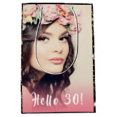 誕生日ブラック金ゴールドグリッター写真hello 30 ミディアムペーパーバッグ (正面)