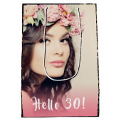 誕生日ブラック金ゴールドグリッター写真hello 30 ミディアムペーパーバッグ (裏面)