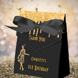誕生日ブラック金ゴールド1920のアートデコグリッター フェイバーボックス<br><div class="desc">21エレガント歳の誕生日（または任意の年齢）の誕生日パーティーのための金ゴールドとガラス！アールデコスタイルのバースデーパ感謝していーティーあなたはクラシックブラックのボックスを好む。1920飾年のスタイルのフラッパーの女の子とフェイク金ゴールドのグリッターのドッ絵を描プとして見て。名前と年齢をカスタマイズして追加21.文字付き：ありがとう。金色の文字。先頭へ：金ゴールドフェイクアートのデコスタイルパターン、紫の背景。</div>