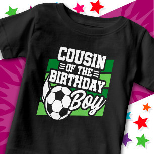 誕生日ボーイの従兄弟のサッカーパーティー ベビーTシャツ