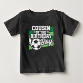 誕生日ボーイの従兄弟のサッカーパーティー ベビーTシャツ (正面)