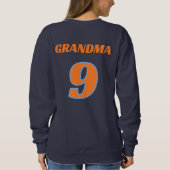 誕生日ボーイの祖母 レーシングカーのクルー スウェットシャツ (裏面)