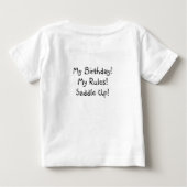 誕生日ボーイ – ポニー ベビーTシャツ (裏面)