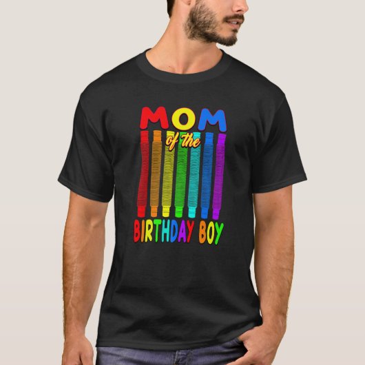誕生日ポップチューブ 誕生日の男の子のママ Tシャツ (正面)