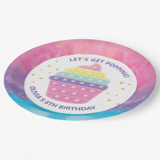 誕生日ポップ・アートのパーティーが始まる ペーパープレート (アングル)