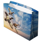 誕生日マ飛んでいるラードダックスサンライズスカイ ラージペーパーバッグ (裏面アングル)