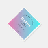 誕生日ミニマルデザインのパステルカラー スタンダードカクテルナプキン (角)