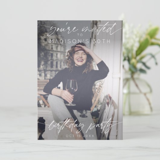 誕生日モダンパーティー手書きスクリプトフォト 招待状 (スタンド正面)