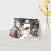 誕生日ユーモアのある牛がオンドスター付き納屋に入る カード (黄色い花)