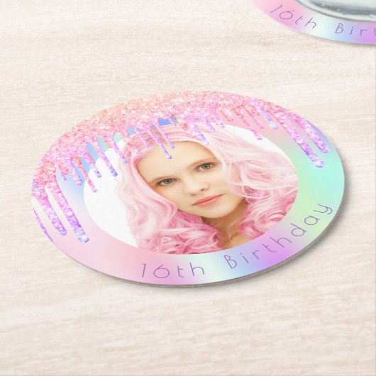 誕生日レインボーグリッタードリッカスタムプ写真ピンク ラウンドペーパーコースター (アングル)