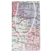 誕生日レッドレトロトラックオンマップ スモールペーパーバッグ (裏面)