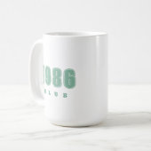 誕生日任意の年、緑のタイポグラフィ パーソナライズされた コーヒーマグカップ (正面左)