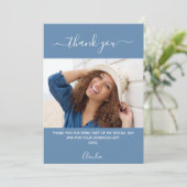 誕生日写真のほこりっぽい青い感謝カード 招待状 (スタンド正面)