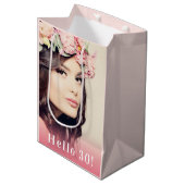 誕生日写真hello 30バラ金ゴールド ミディアムペーパーバッグ (正面アングル)