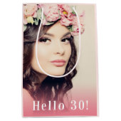 誕生日写真hello 30バラ金ゴールド ミディアムペーパーバッグ (正面)