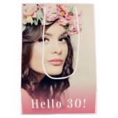 誕生日写真hello 30バラ金ゴールド ミディアムペーパーバッグ (裏面)