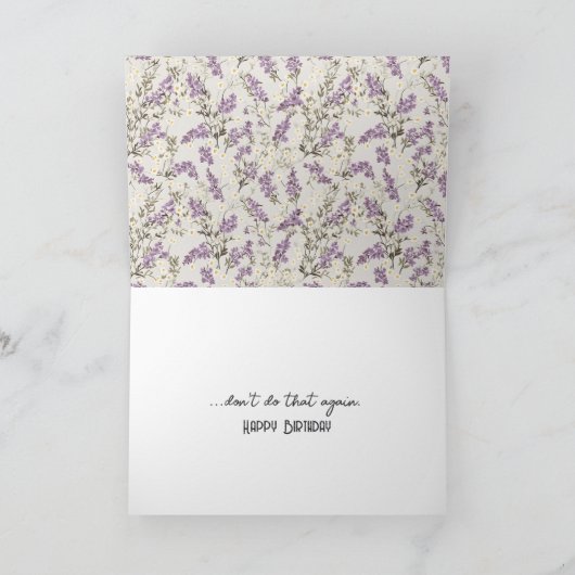 誕生日古いユーモアのラベンダーの花を取得 カード (内部)