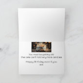 誕生日名前をカスタムするキャンドルケーキの多い カード (内部)