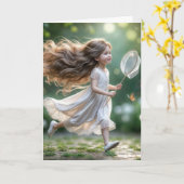 誕生日小さな女の子追いかける蝶 カード (黄色い花)