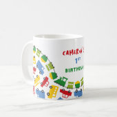 誕生日少年おもちゃカラフル車バスのトラックを列車 コーヒーマグカップ (正面左)