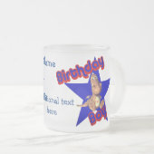 誕生日少年かわいい恐竜パーソナライズされた フロストグラスマグカップ (正面右)