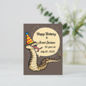 誕生日帽をかぶったガラガラヘビの漫画 ポストカード (スタンド正面)