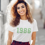 誕生日年 |グリーンカスタムミニマモダンリストおもしろい Tシャツ<br><div class="desc">トレンディースタイリッシュ「1986」モダン誕生年tシャツカスタムをミニマルなブロックの大学のスタイルタイポグラフィで緑にはっきりした。あなたの年の祝誕生、設立、およびヴィンテージの完璧な誕生日のギフトは簡単に自分の年とパーソナライズされたなる。</div>
