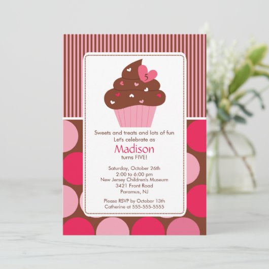 誕生日招待状スイートハートカップケーキピンクブラウン 招待状 (スタンド正面)