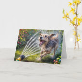 誕生日犬のホースからの水噴霧器 カード (黄色い花)