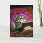 誕生日猫がベッドの中でタブレットを見詰める カード (正面)