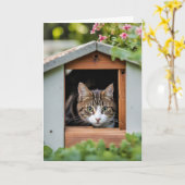 誕生日猫が隠れて犬小屋に カード (黄色い花)