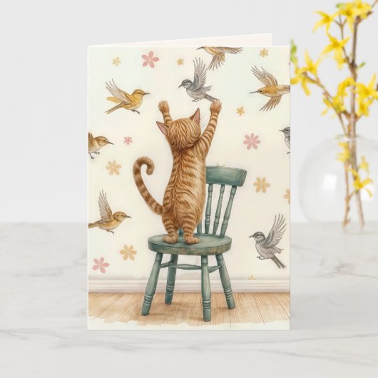誕生日猫が鳥を壁紙に引っ掛ける カード (黄色い花)
