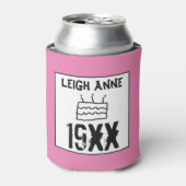 誕生日生まれの年カスタムをピンクに設定 缶クーラー (缶正面)