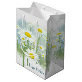 誕生日用の白いデイジー ミディアムペーパーバッグ (正面アングル)
