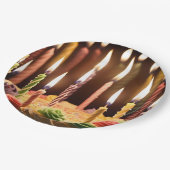 誕生日白熱［赤熱］光を放つの蝋燭をお誕生日ケーキに ペーパープレート (アングル)