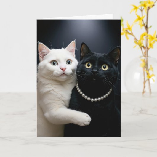 誕生日白猫が黒猫を抱く カード (黄色い花)