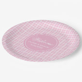 誕生日紙プレートシックピンクプレイド名前をカスタムする ペーパープレート (アングル)