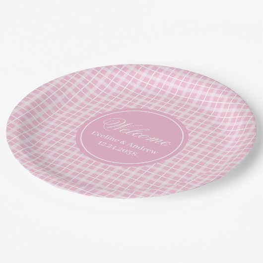 誕生日紙プレートシックピンクプレイド名前をカスタムする ペーパープレート (アングル)