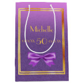誕生日紫ピンクグリッターモノグラム ミディアムペーパーバッグ (正面)