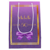 誕生日紫ピンクグリッターモノグラム ミディアムペーパーバッグ (裏面)
