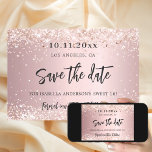 誕生日赤面ピンクグリッターパーティー セーブザデート<br><div class="desc">A Save the Date card for a Sweet 16,  16 （または任意の年齢）誕生日パーティー。赤面ピンクの金属的な背景を見る飾バラの金ゴールドほこりフェイク。日付と名前/年齢をカスタマイズして追加する。文字：日付を保存するスワ書ッシュ付きの大きなトレンディーの手で書かれたスタイルスクリプトがある。</div>