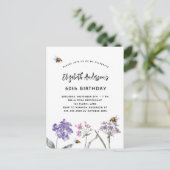誕生日野の花バイオレットピンクのミツバチ インビテーションポストカード (スタンド正面)